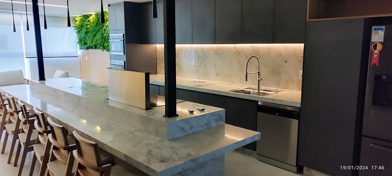 Ambiente interno amplo com mobiliário e iluminação