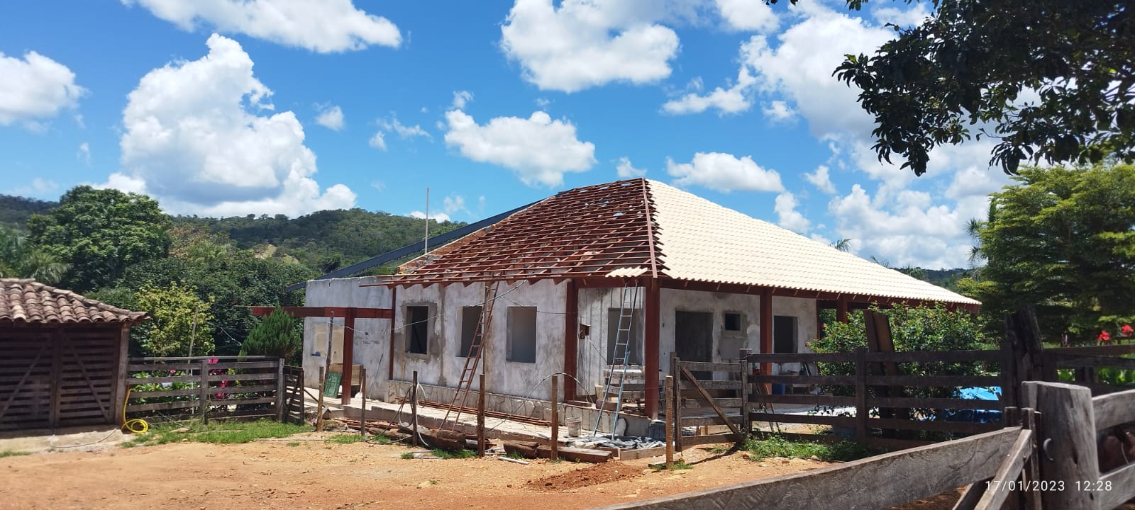 Edificação residencial em etapa de construção