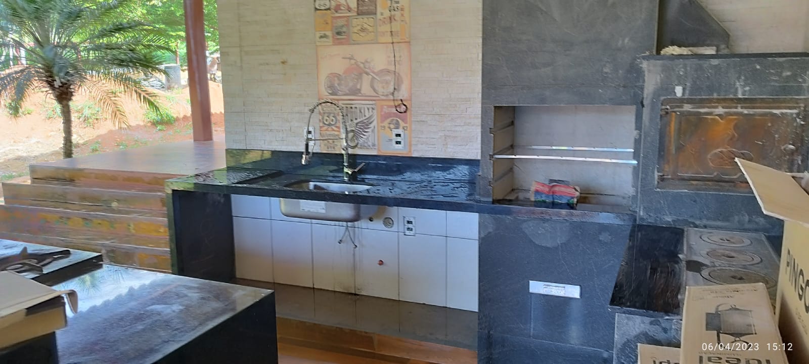 Cozinha com bancada e acabamentos instalados