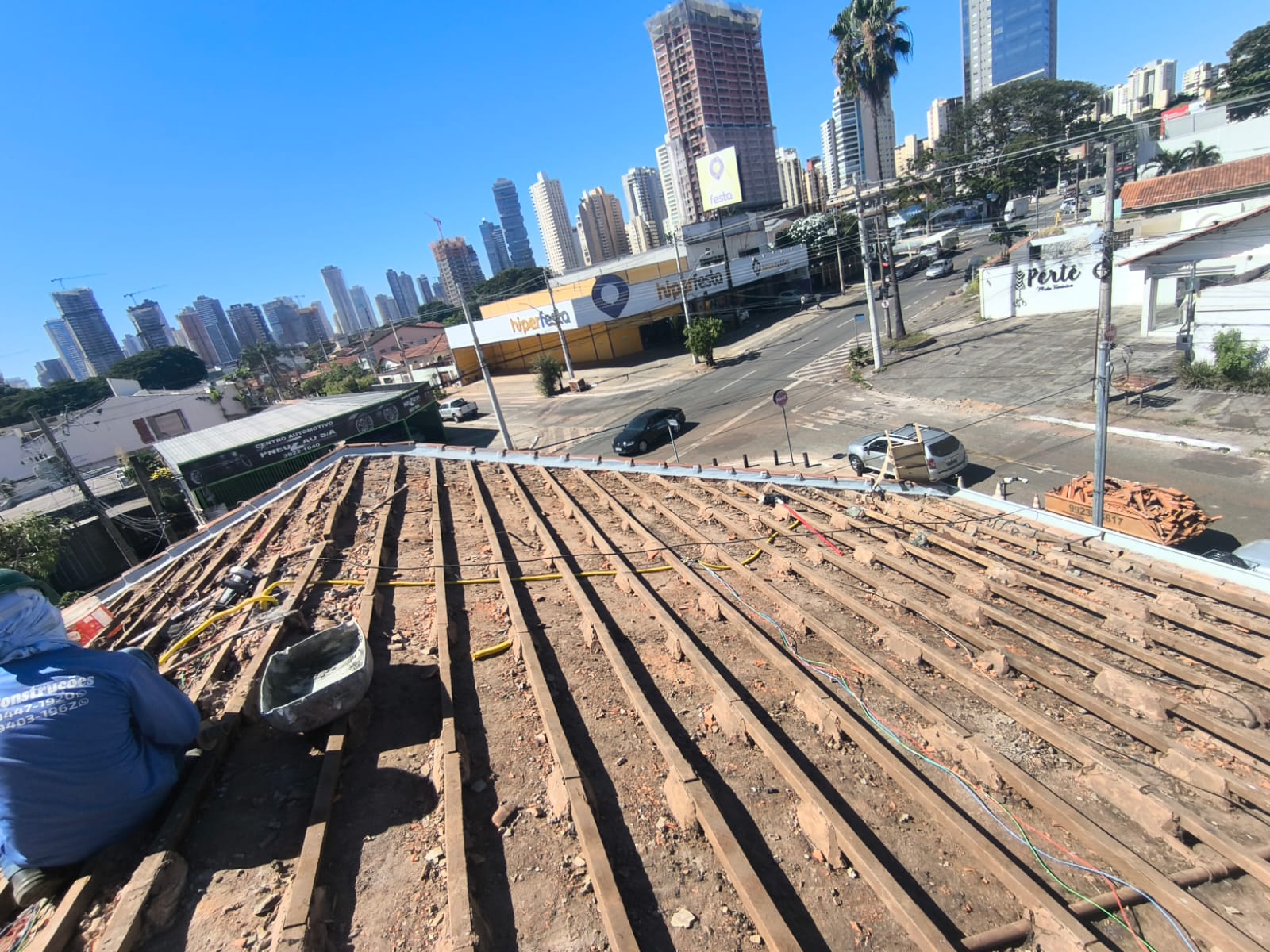 Trabalho de reforma em cobertura residencial